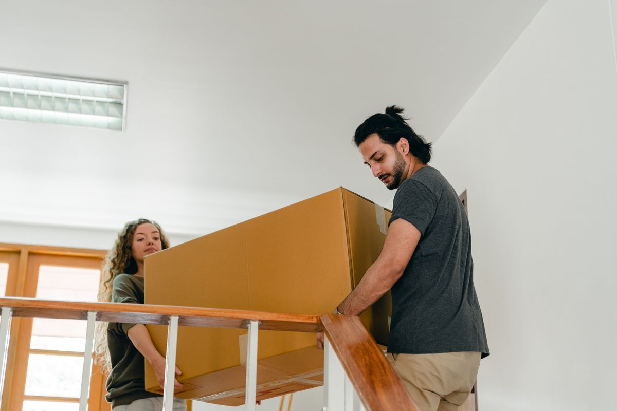 Desmontaje y montaje de muebles en una mudanza en Blanes: qué baja entero y qué baja por piezas